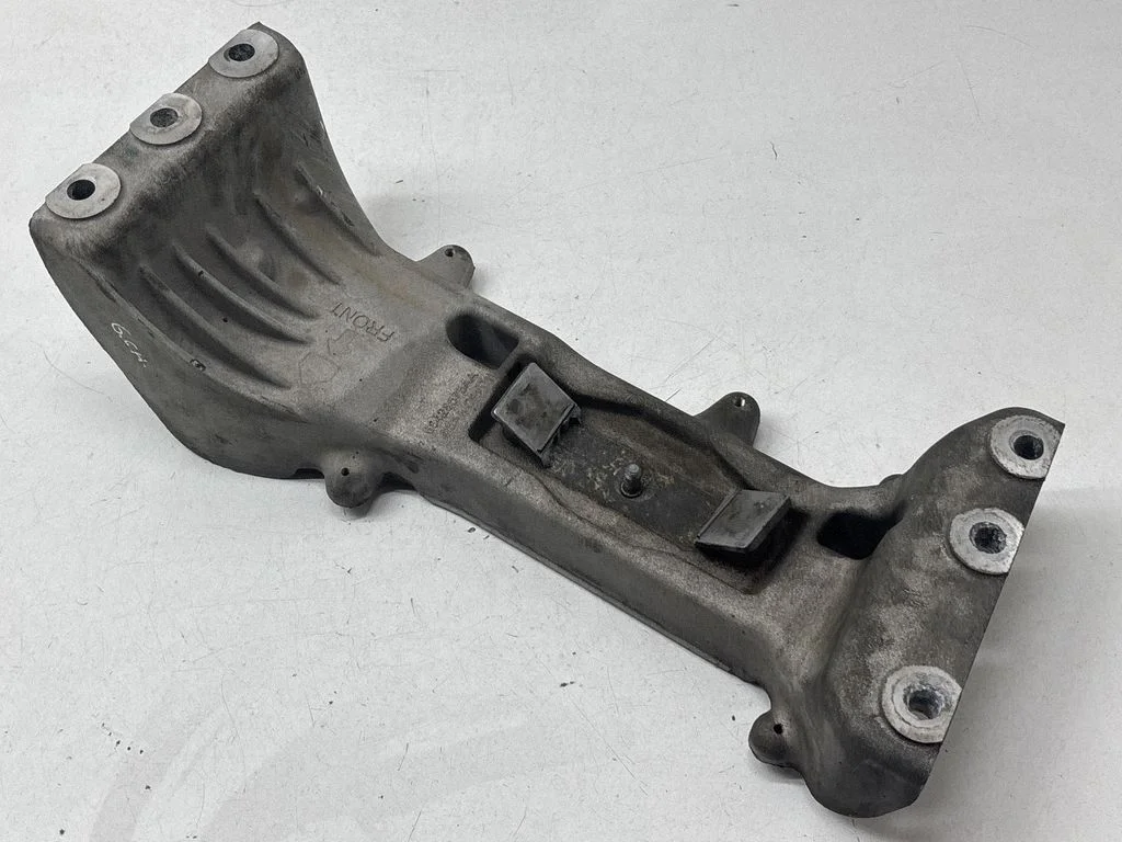 Gearbox mounting bracket 68428575AA
