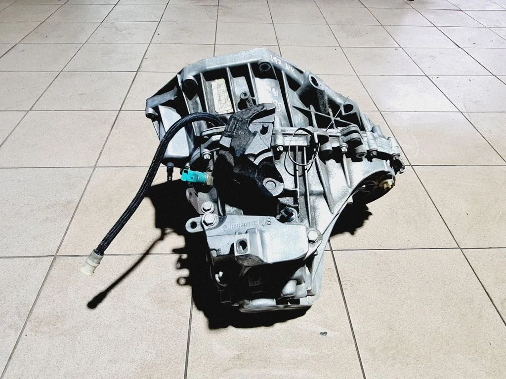 Manual 6 speed gearbox 320108243R