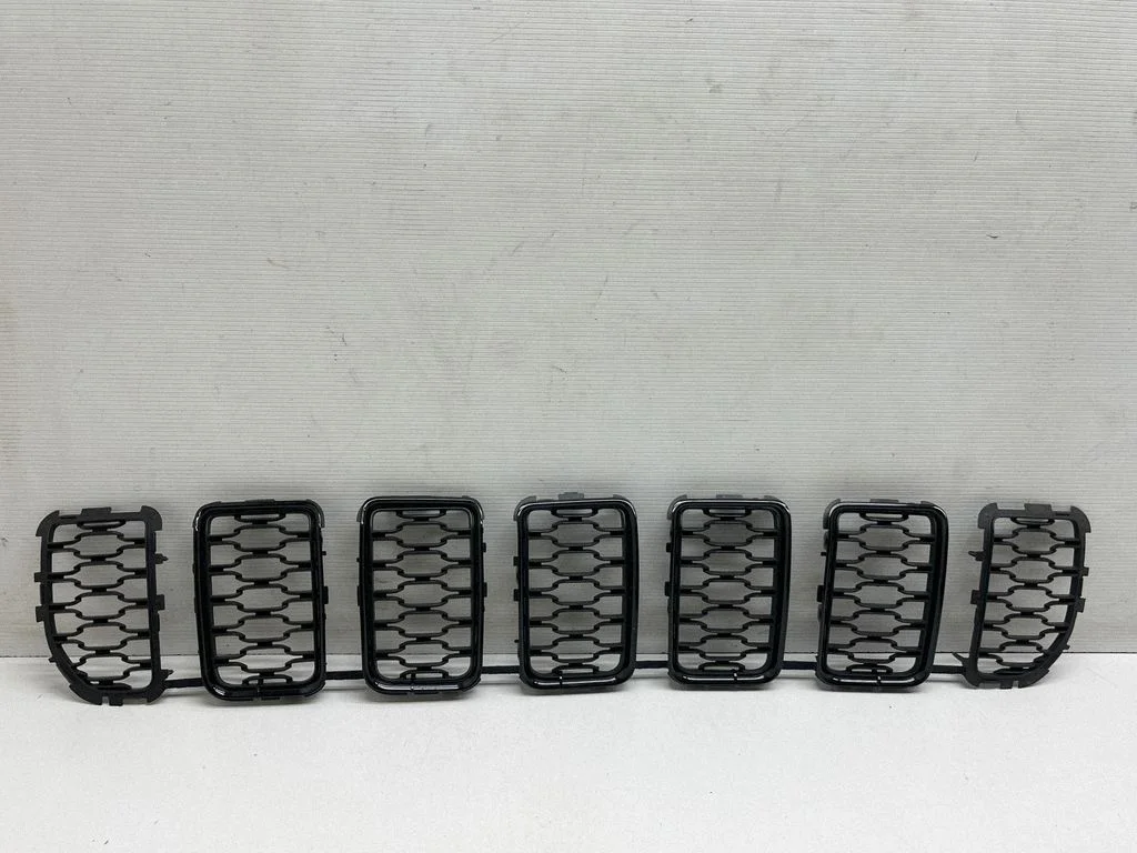 Front bumper upper radiator grill 388288