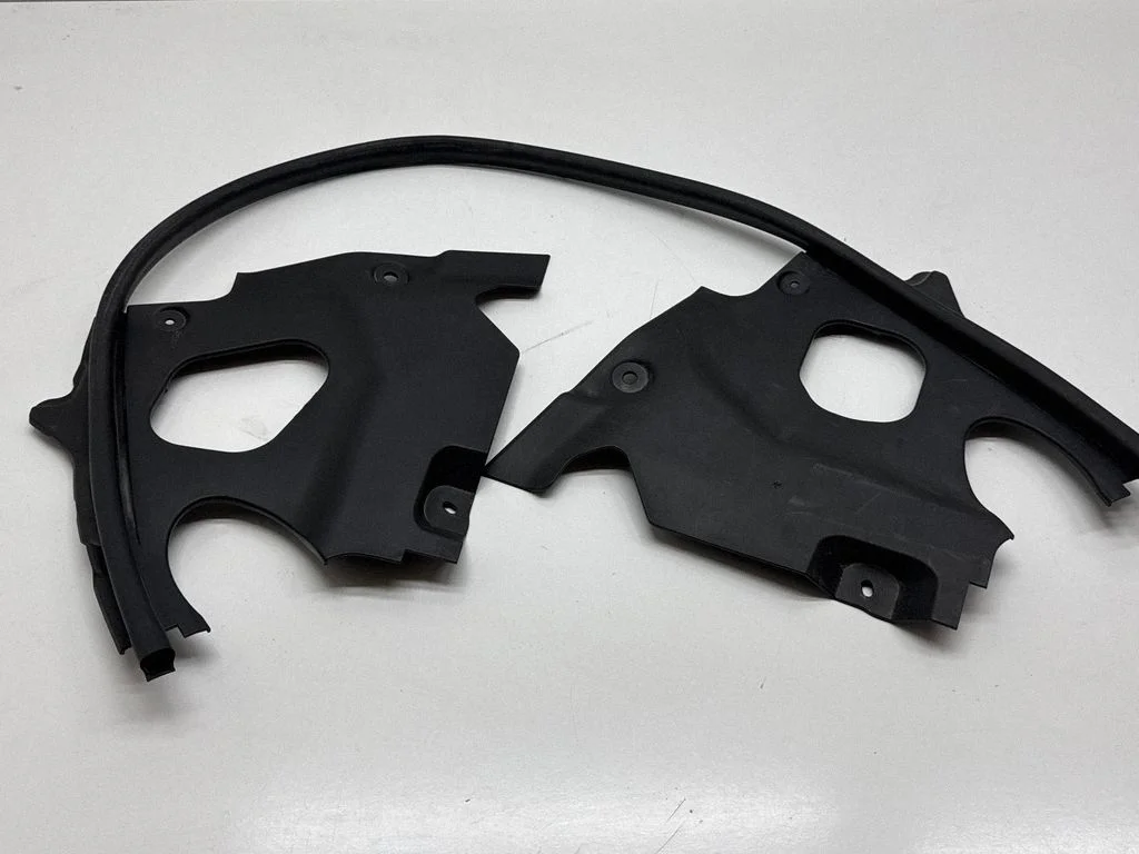 Engine bonnet/hood lock trim molding 7397489