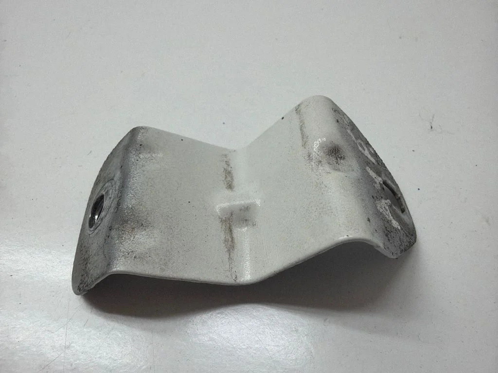 Poritiiva kinnitusklamber 8W0821471