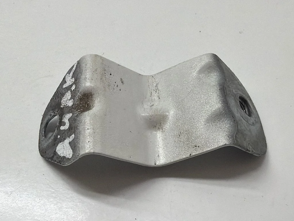 Poritiiva kinnitusklamber 8W0821471