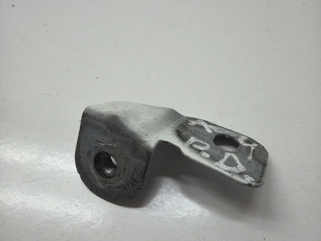 Poritiiva kinnitusklamber 8W0821470