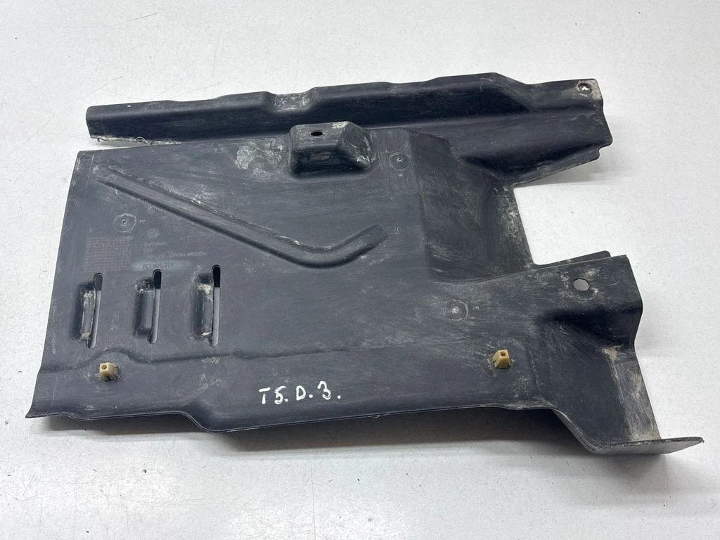 Center/middle under tray cover 7E1825312