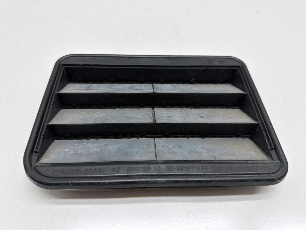 Quarter panel pressure vent 9176945