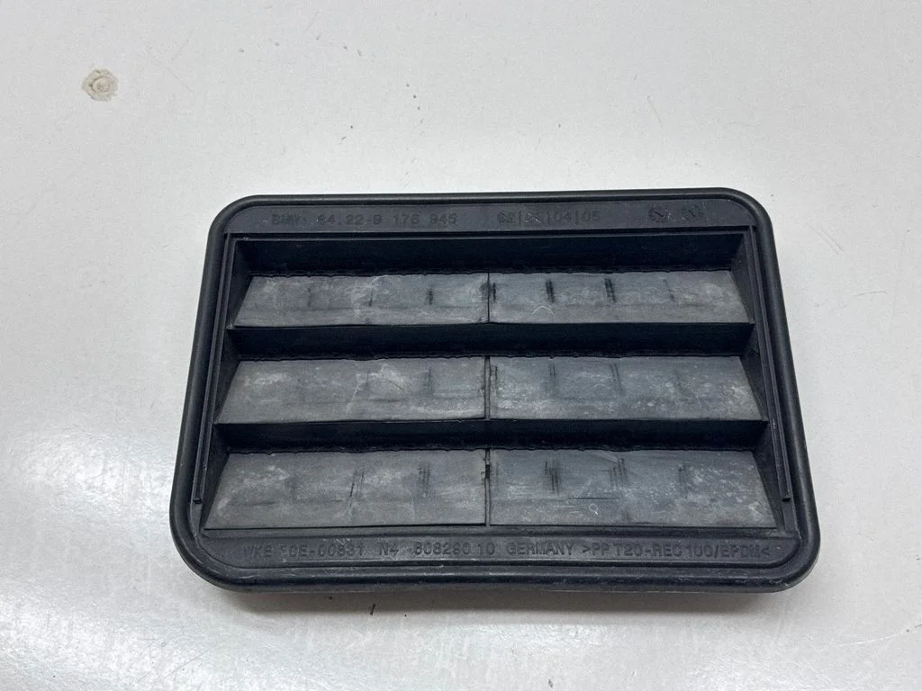 Quarter panel pressure vent 9176945