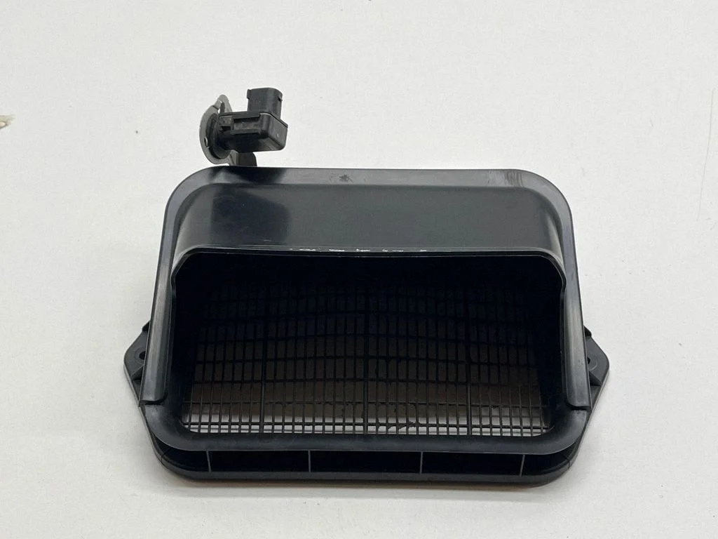 Quarter panel pressure vent 5N0815479