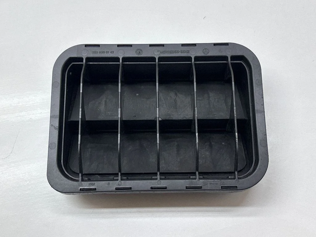 Quarter panel pressure vent 2038300142