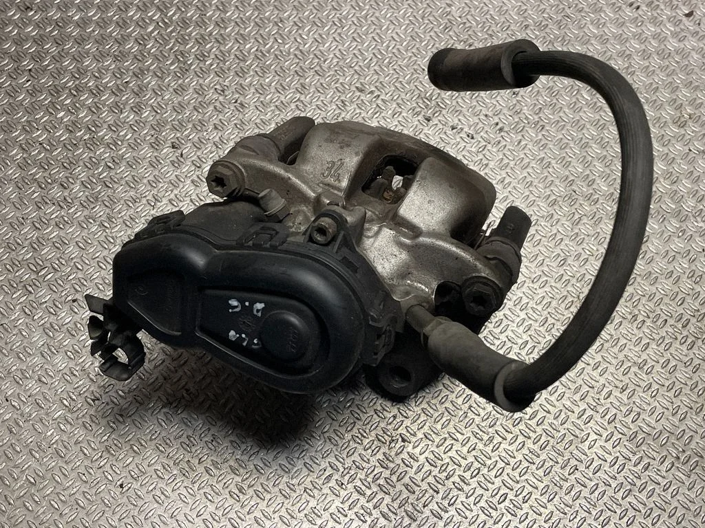 Rear brake caliper – rear right