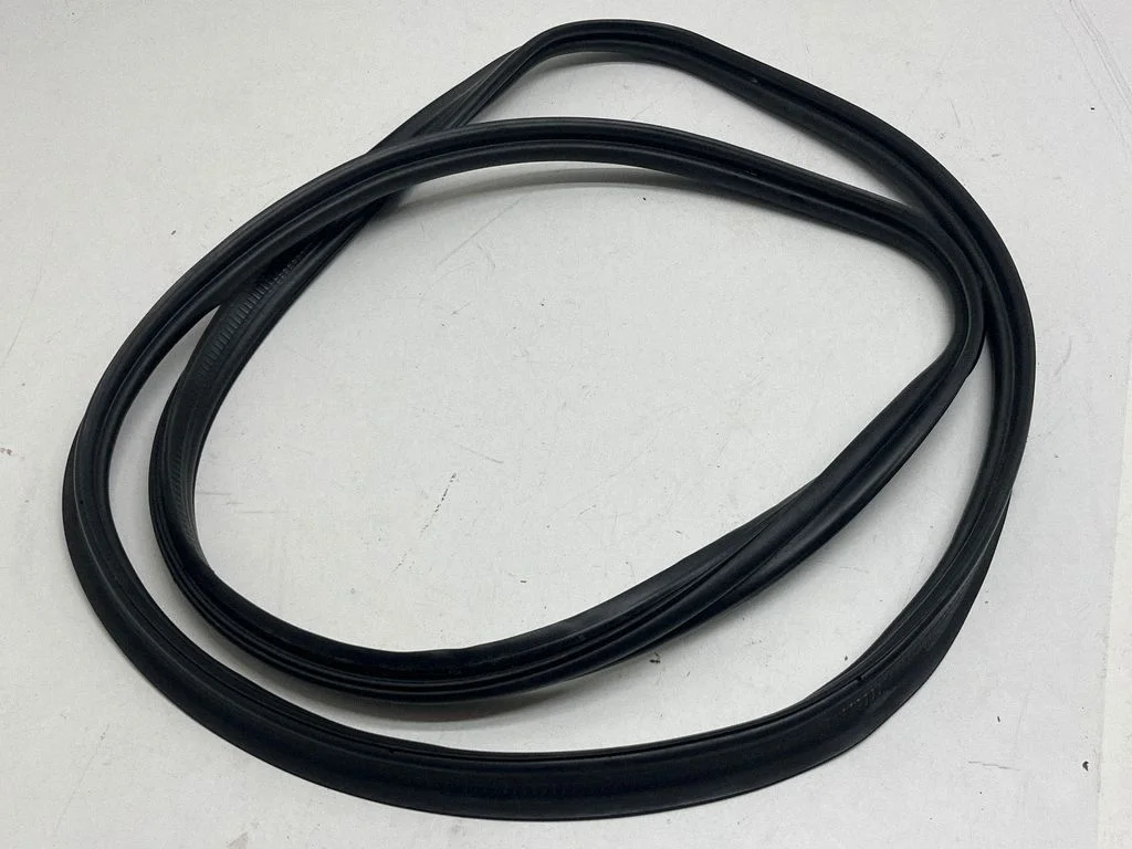Loading door rubber seal (on body) – rear