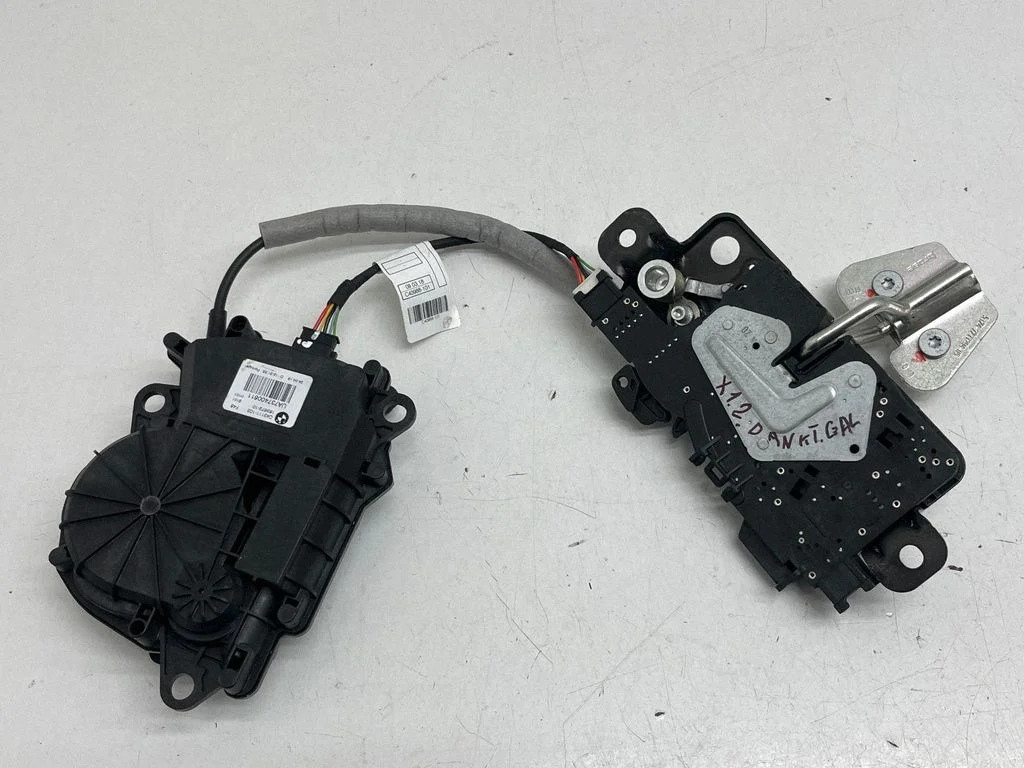 Tailgate/trunk/boot lock/catch/latch C33240105