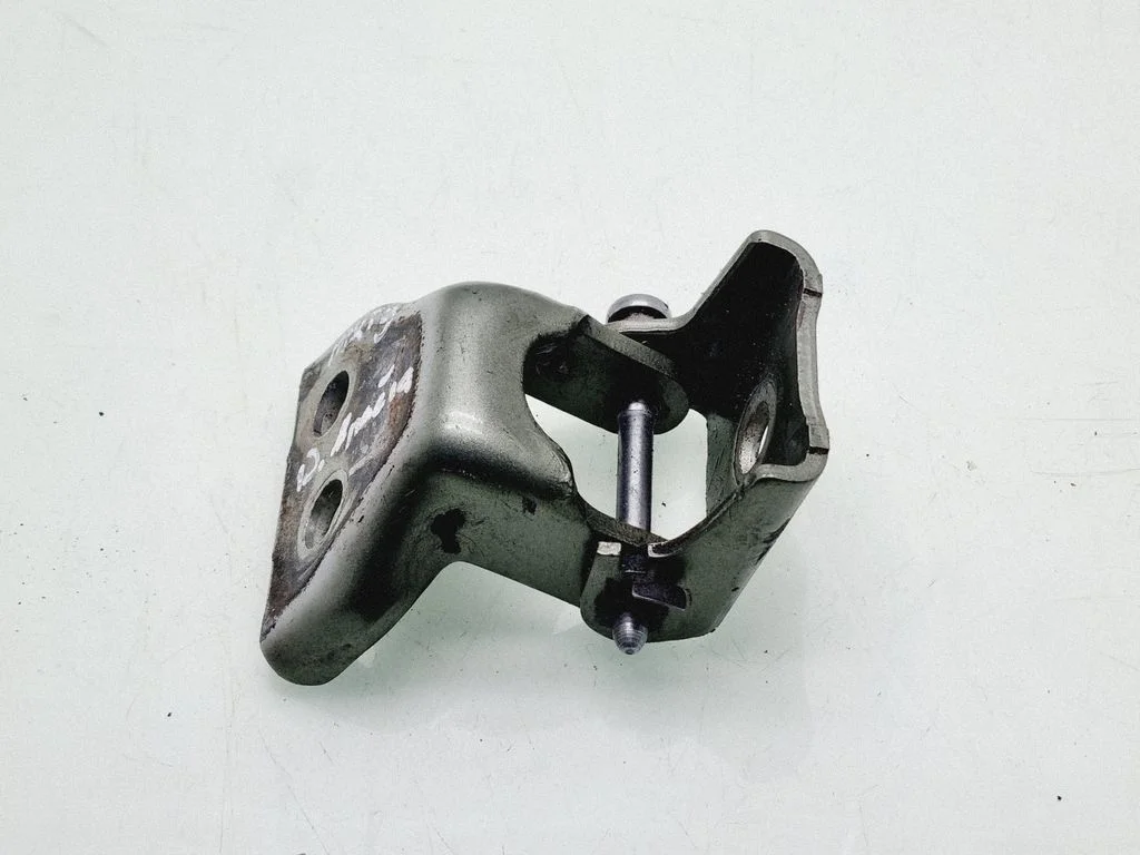 Front door lower hinge – front right