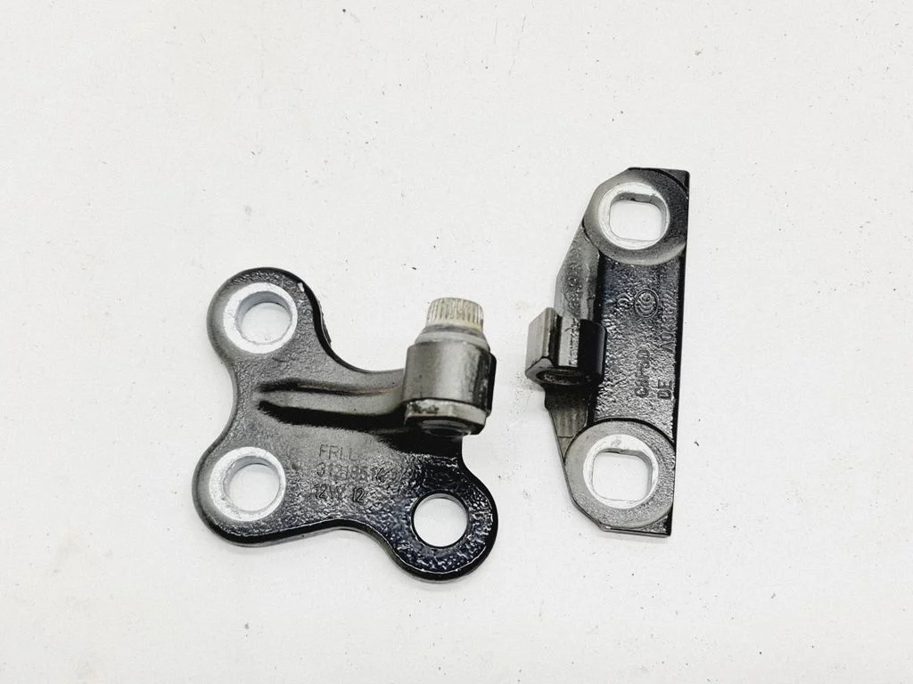 Front door lower hinge 31218514