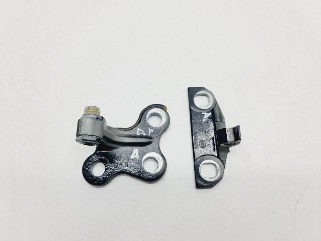 Front door lower hinge – front right