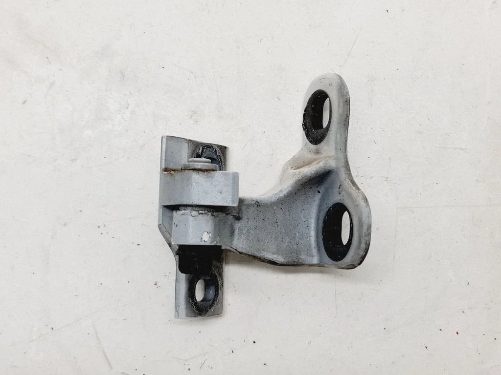Front door upper hinge 7017816