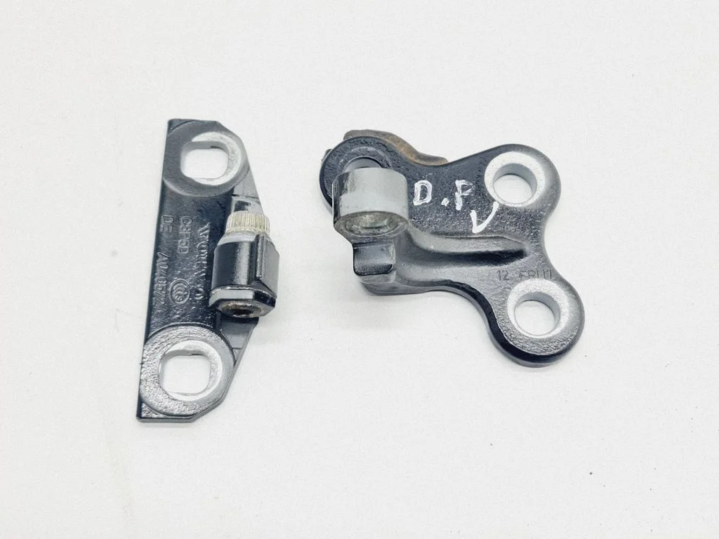 Front door upper hinge – front right