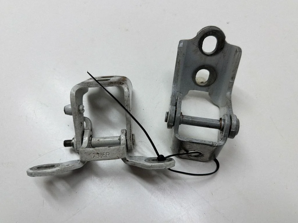 Esiukse hingede komplekt 5057R