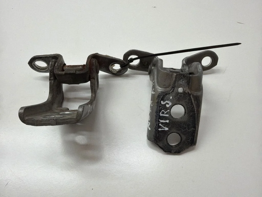 Esiukse hingede komplekt A048520 – Nissan Note (E12) (2014-2016)