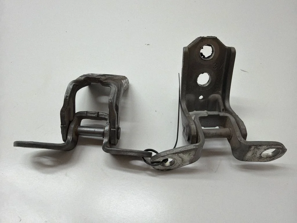 Esiukse hingede komplekt A048520 – Nissan Note (E12) (2014-2016)