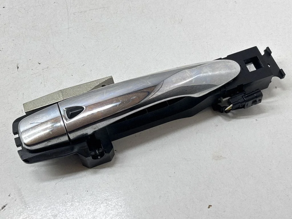 Front door exterior handle – front right