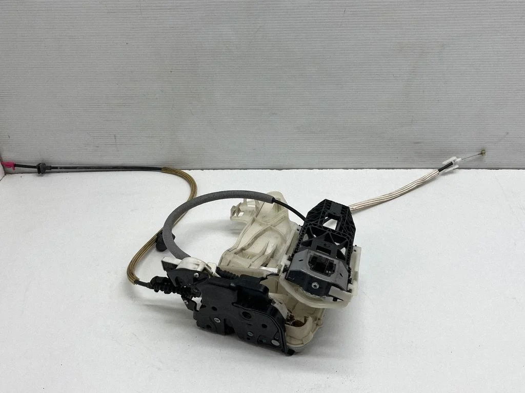 Front door lock 7P5837015
