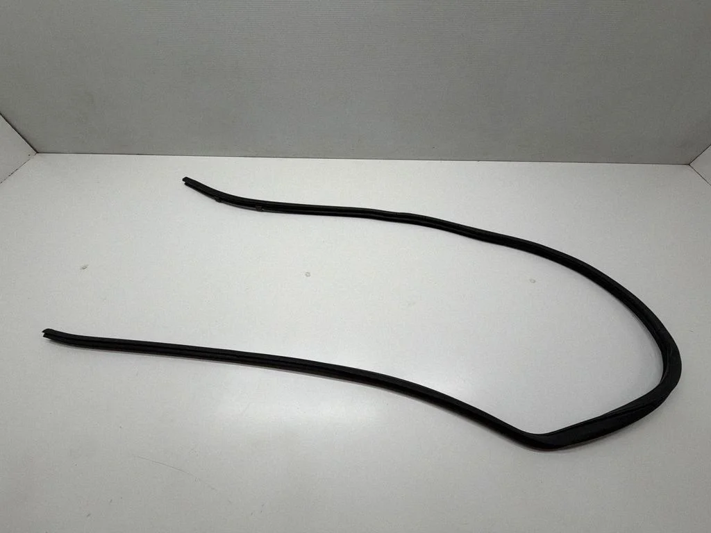 Esiukse tihend (kere pool) – Nissan Note (E12) (2014-2016), eesmine parem