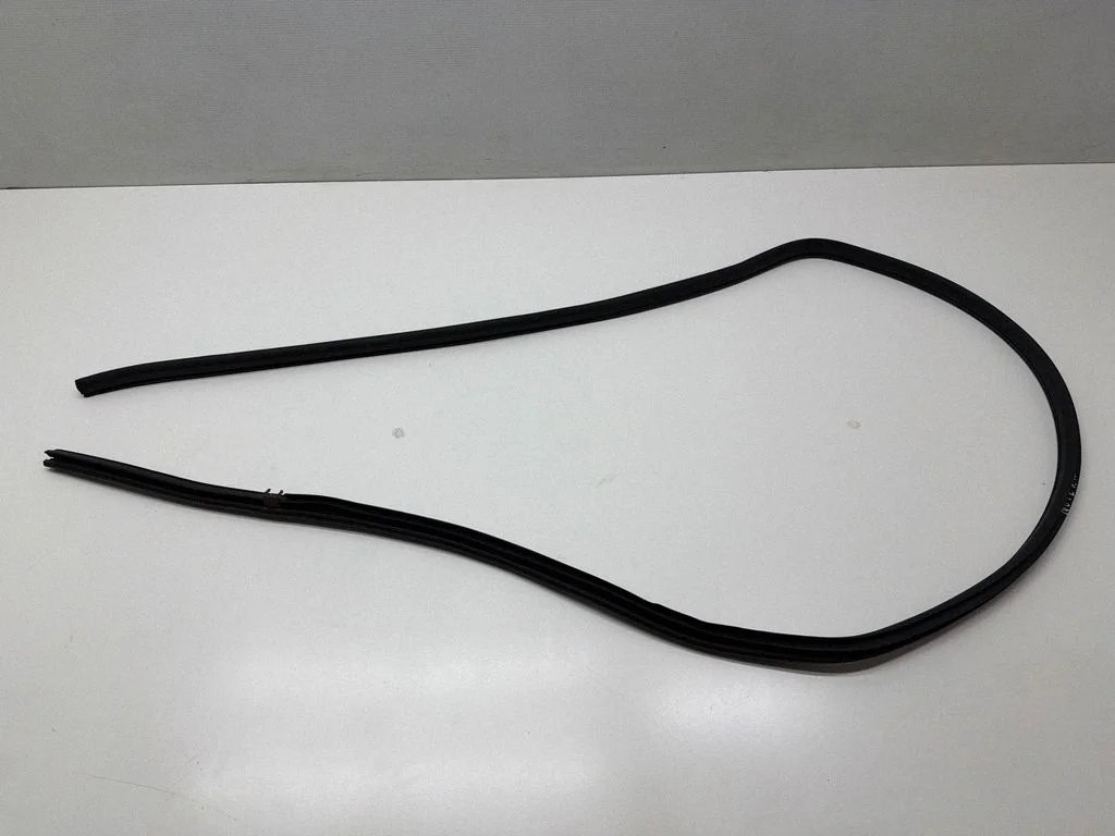 Esiukse tihend (kere pool) – Nissan Note (E12) (2014-2016), eesmine vasak