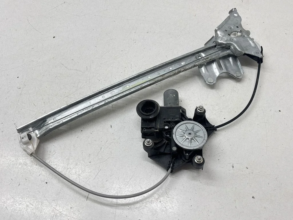 Front door window regulator with motor 857100E100