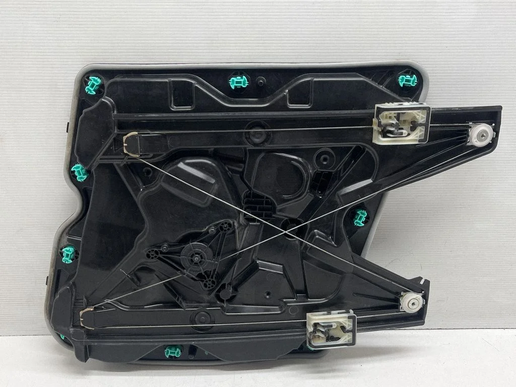 Front door window regulator with motor E31137105