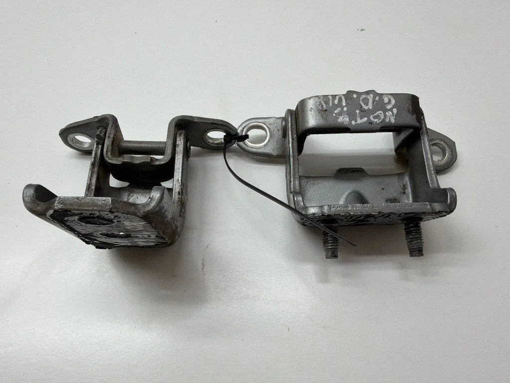 Tagaukse hingede komplekt – Nissan Note (E12) (2014-2016), tagumine parem