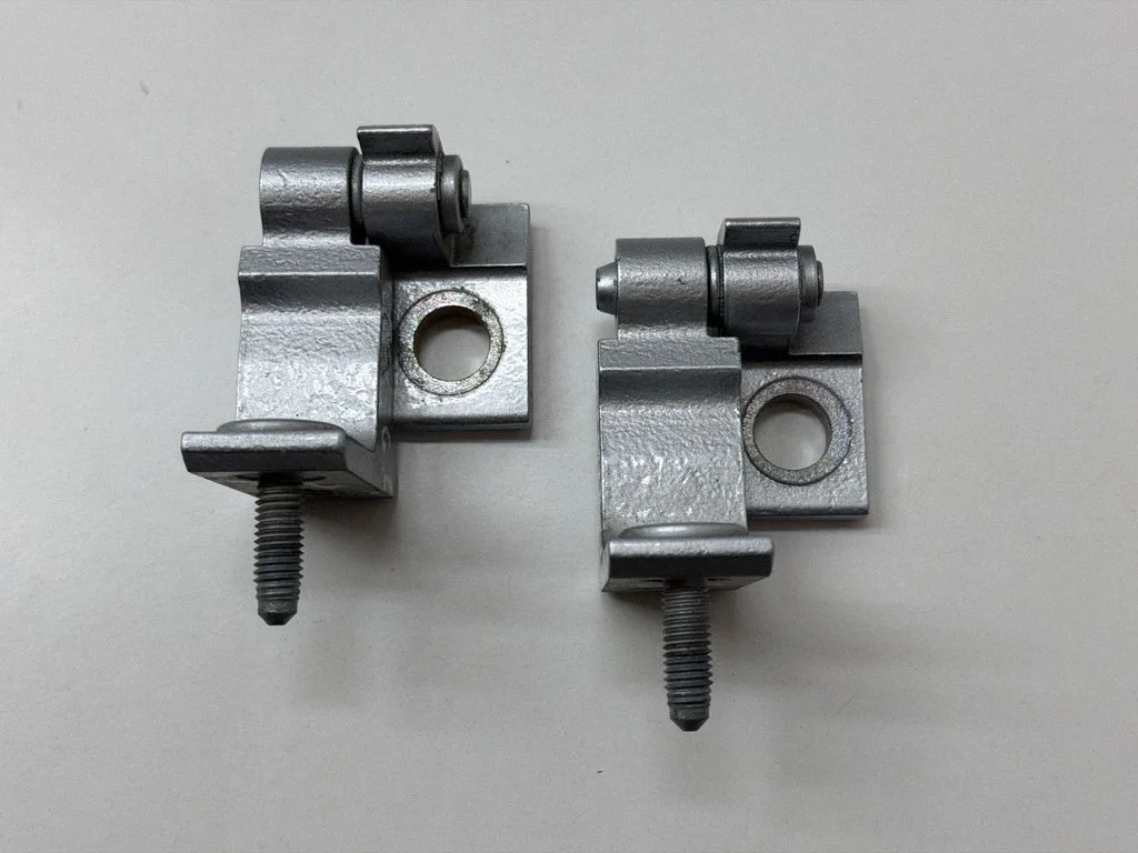 Tagaukse hingede komplekt 8W0831404A