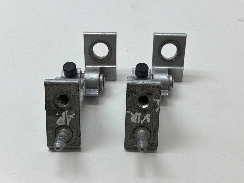 Tagaukse hingede komplekt 8W0831403A