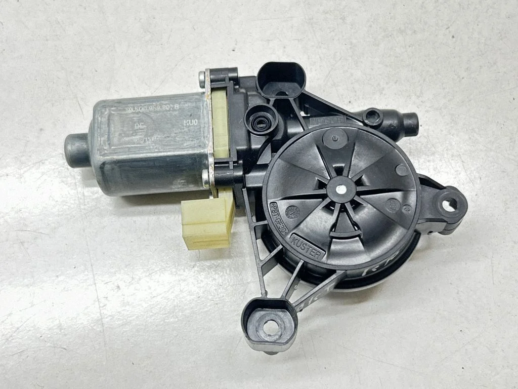 Priekšējā loga pacēlāja motoriņš 5Q0959801B