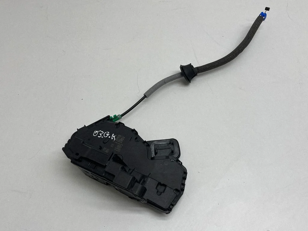 Rear door lock 83A839015