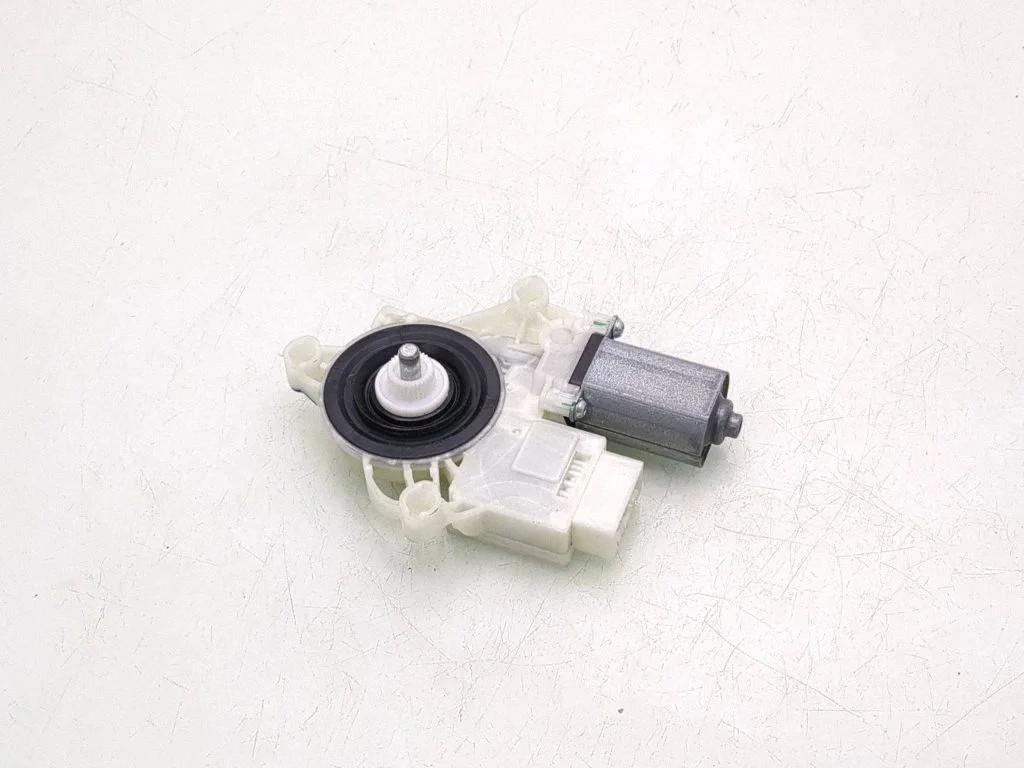 Aizmugurējā loga pacēlāja motoriņš 9479074