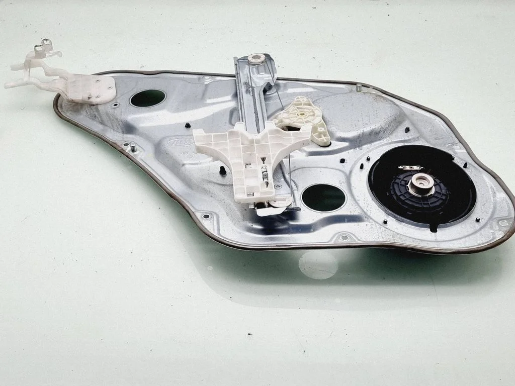 Rear window lifting mechanism without motor – rear right