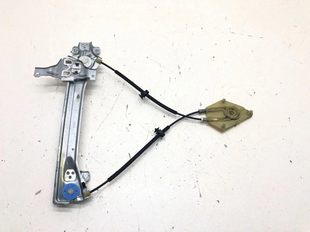 Rear window lifting mechanism without motor 827200003R