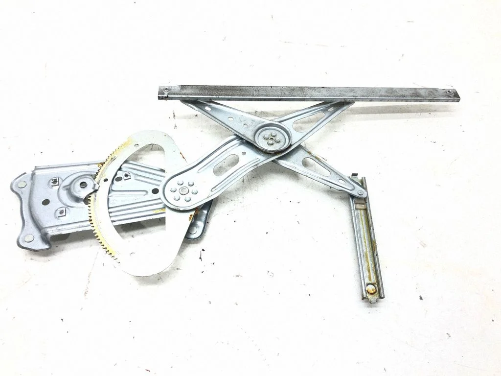 Rear window lifting mechanism without motor 827210006R