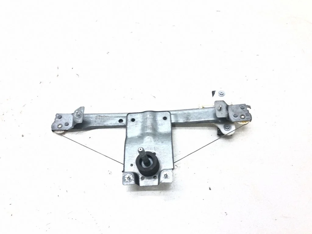 Rear door manual window regulator 827013204R