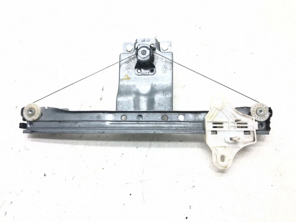 Rear door manual window regulator 827003722R