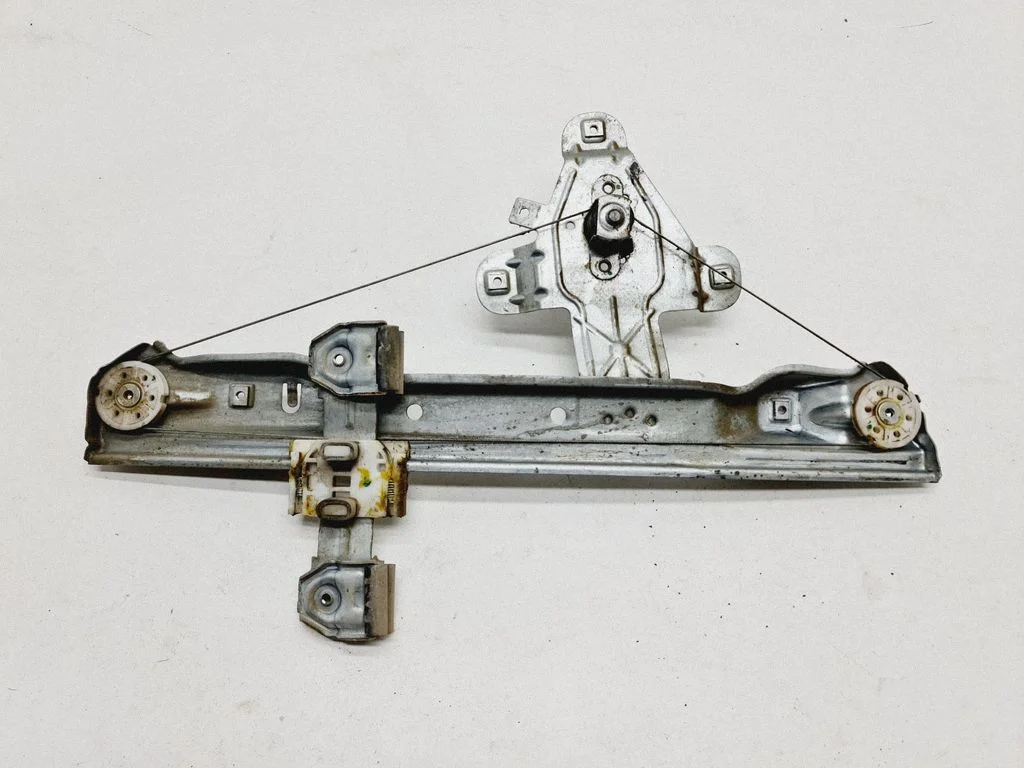 Rear door manual window regulator 13265804