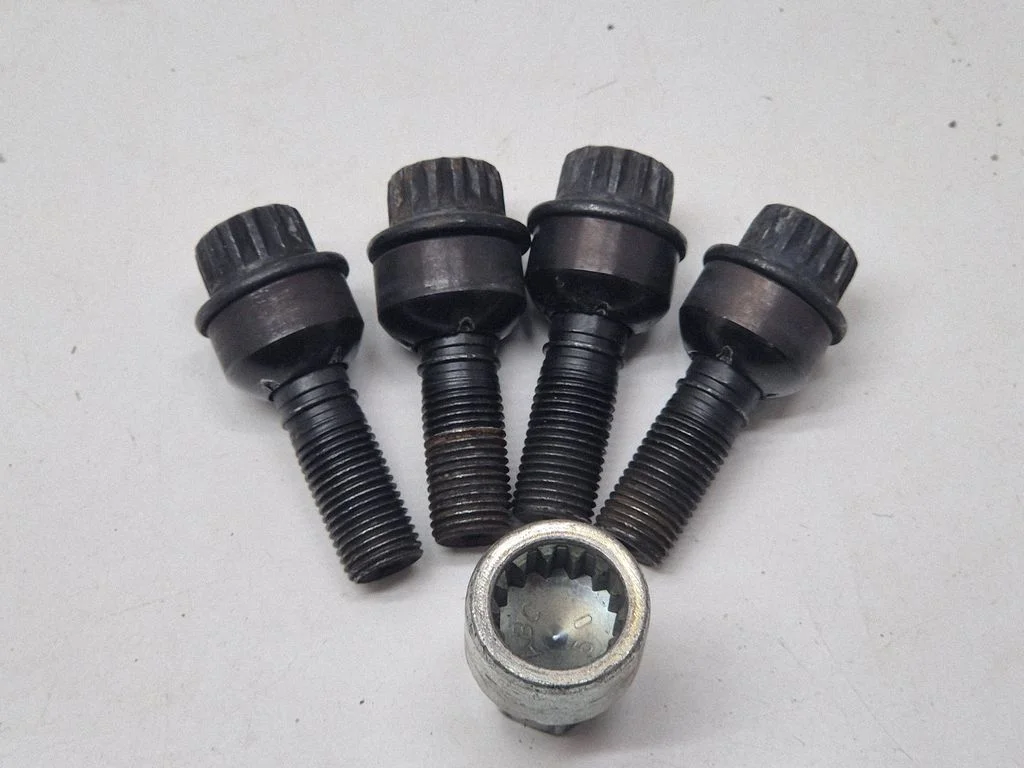 Anti-theft wheel nuts and lock – Porsche Cayenne (92A) (2010-2017)