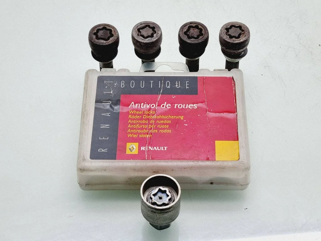 Anti-theft wheel nuts and lock – Renault Megane III (2009-2016)