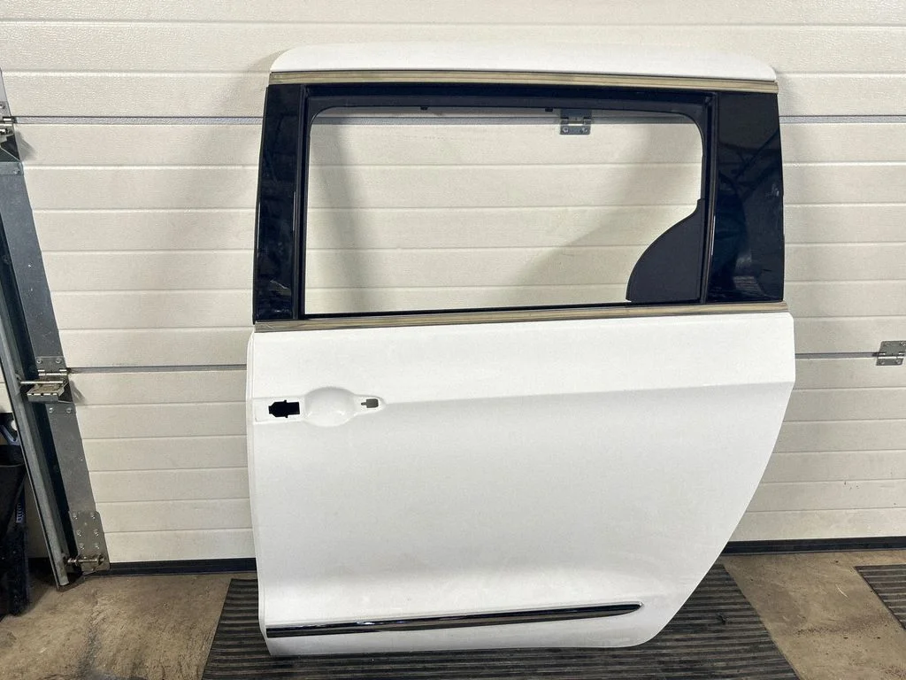 Side sliding door 68185691AN
