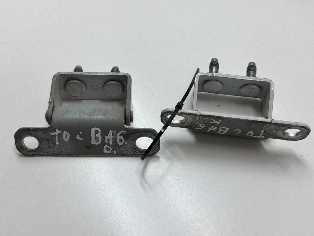 Loading door hinge set