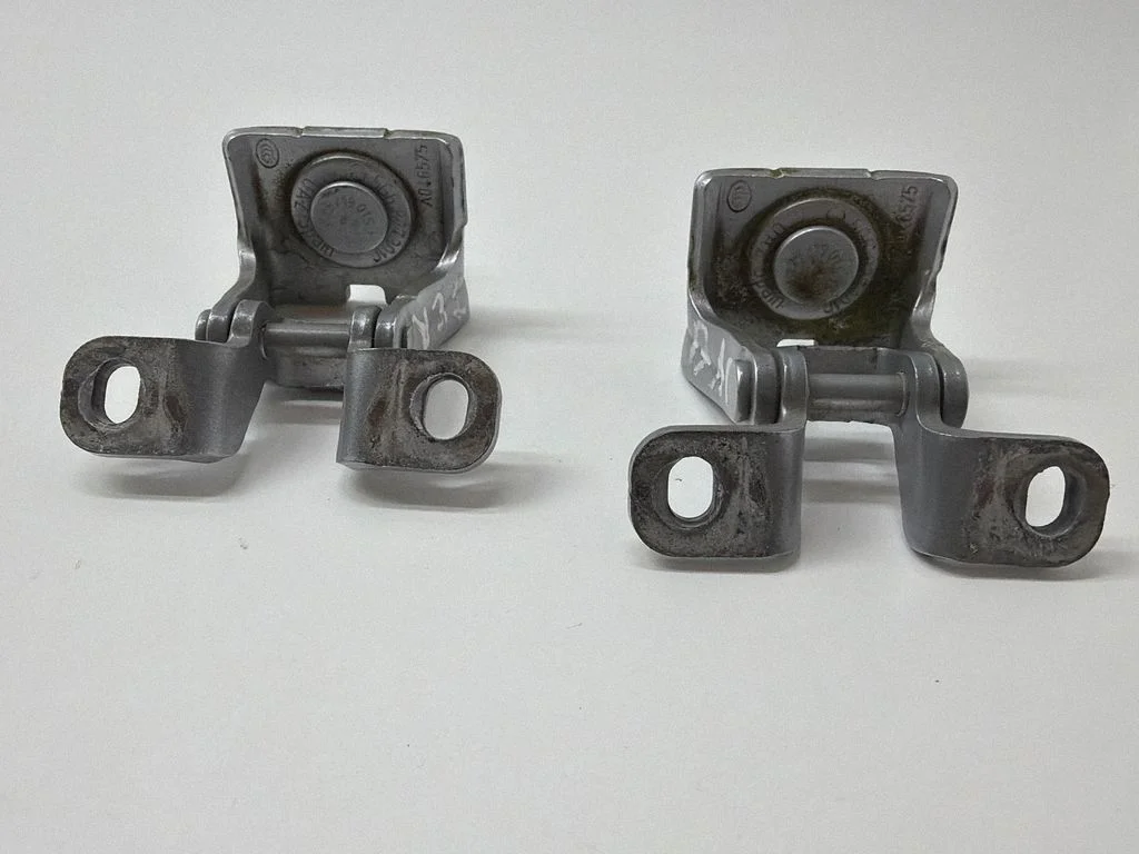 Laadimisukse hingede komplekt A046575