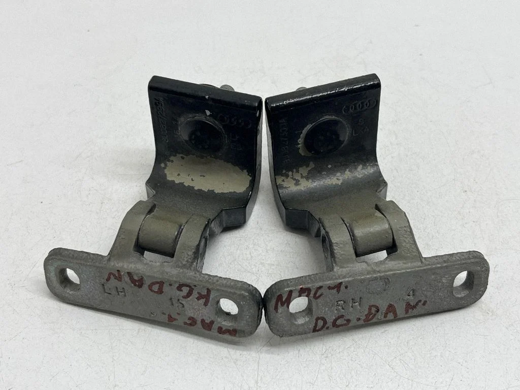 Loading door hinge set 8U0827299A