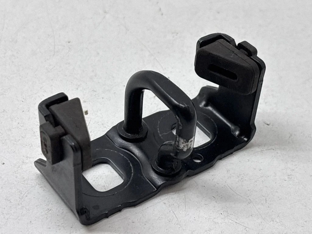 Loading door lock loop/hook striker 905702697R