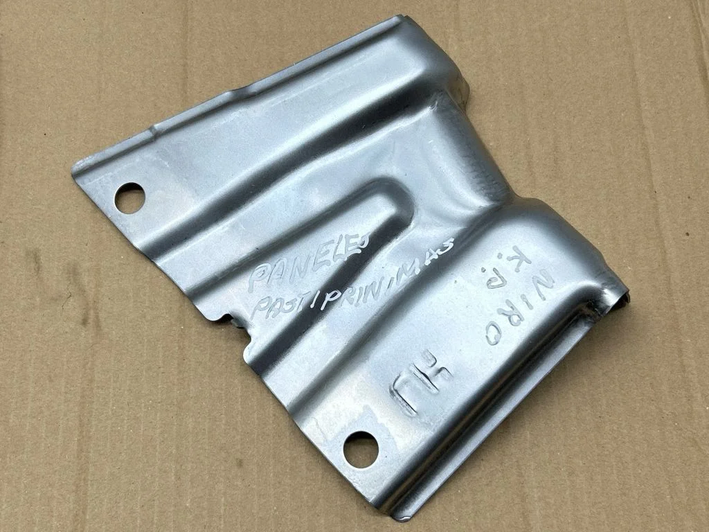 Dashboard cross member/frame bar – front left