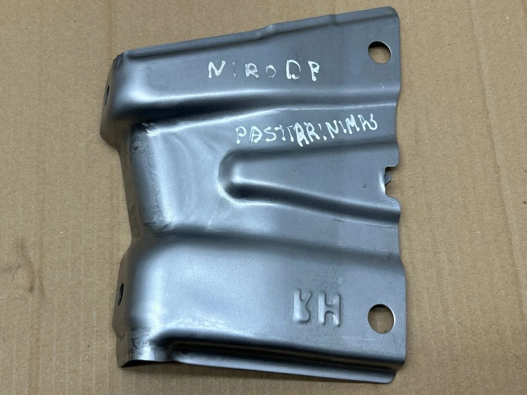Dashboard cross member/frame bar – front right